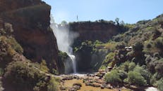 乌祖德瀑布位于摩洛哥，四周环绕着郁郁葱葱的绿色植物