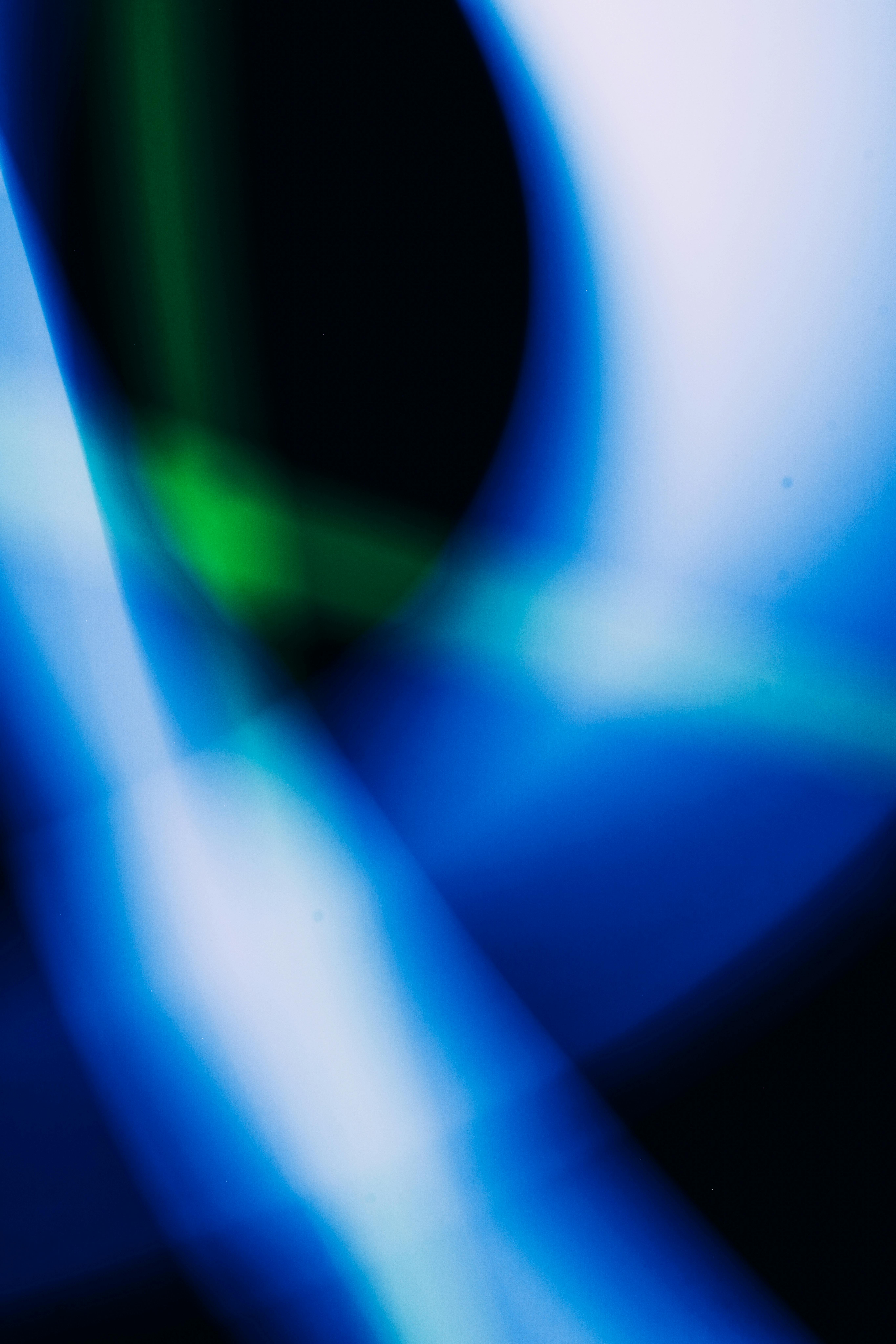 A Blue and White Light on a Dark Background · Free Stock Photo