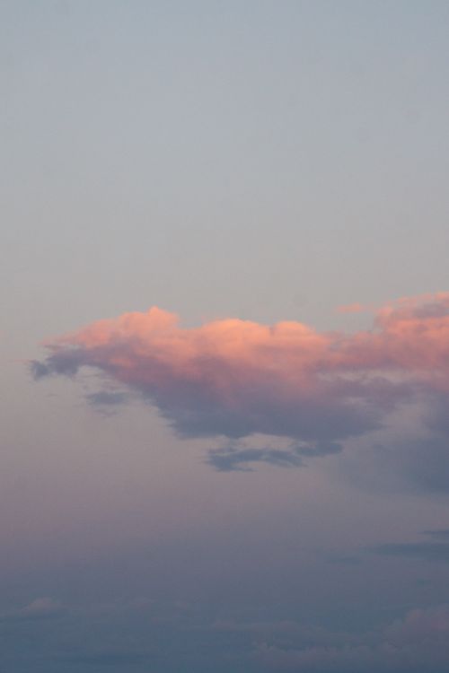Free Serene twilight sky with soft pink clouds capturing a tranquil moment in nature. Stock Photo