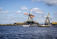 蓝天下的水与云，映衬着风景优美的传统荷兰风车