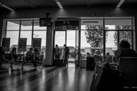 车站大厅里，坐着等待的人们构成了一幅单色画面