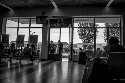 车站大厅里，坐着等待的人们构成了一幅单色画面