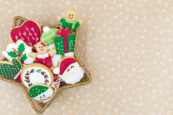 Iced holiday biscuits on a tray — Nikolett Emmert on Pexels