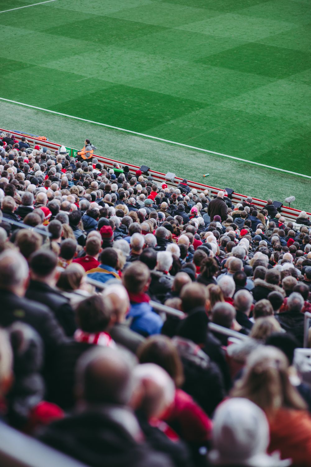 Fotballfans på et fullsatt stadion under en kamp