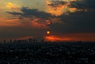 马尼拉地平线下，日落云彩呈现出迷人的戏剧性