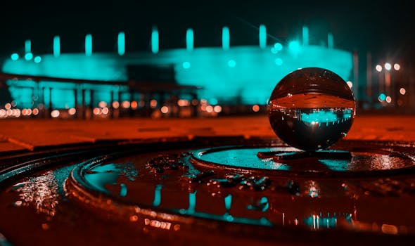 艺术化的夜间城市景观以发光的玻璃球为特色，并点缀着鲜艳的蓝色与橙色灯光