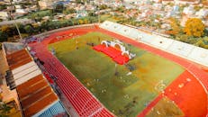 俯瞰色彩缤纷、活跃的城市体育场，配有田径场和舞台