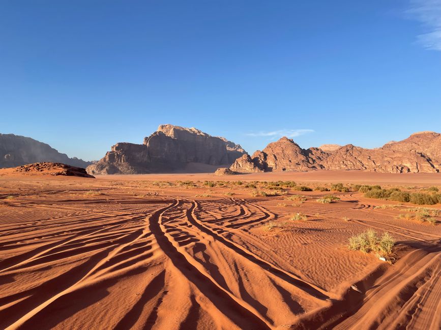 Hot air balloon over Wadi Rum desert in Jordan, symbolizing adventure travel and the need for specialized insurance.