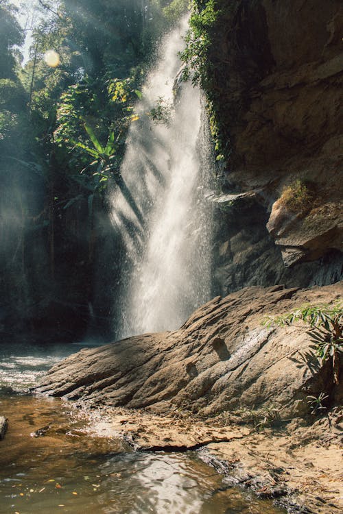 Бесплатное стоковое фото с вертикальный выстрел, водопады, горная порода