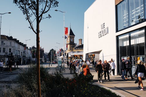 Foto d'estoc gratuïta de carrer principal, centre de la ciutat, dia assolellat