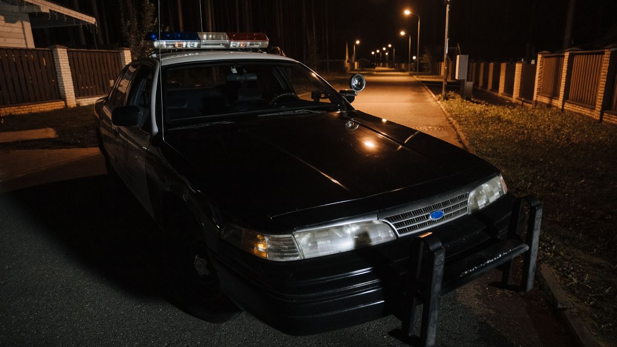 Voiture de police de nuit avec gyrophares allumes