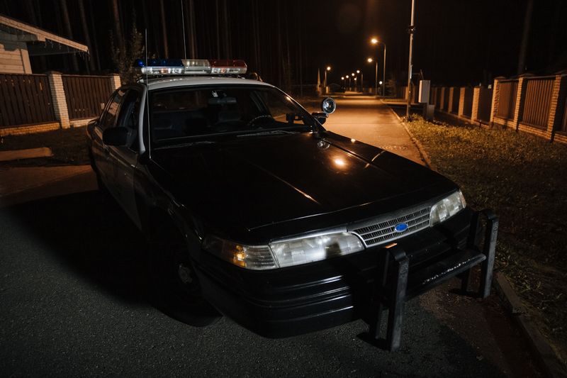 Policijska traka na mjestu prometne nesreće noću
