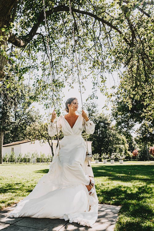 Fotos de stock gratuitas de adulto, árbol, balanceándose