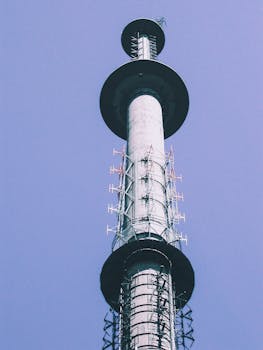 一座现代化的高耸通信结构，映衬在清澈的蓝天下