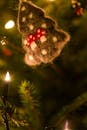 温馨特写：手工制作的圣诞装饰品挂在明亮的树枝上