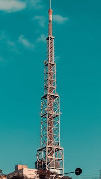 在巴西圣保罗，广播塔直指湛蓝天空，象征着现代通信