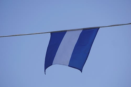 파란색과 흰색 줄무늬 깃발