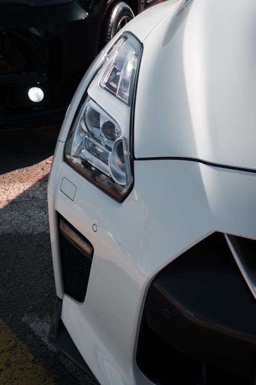 Free Headlight of a White Car Stock Photo