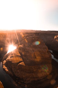 日落时分，在亚利桑那州峡谷欣赏生动的风景与波光粼粼的水面倒影，感受那份宁静之美