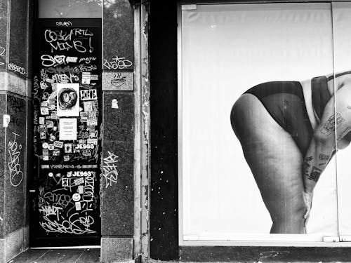 Darmowe zdjęcie z galerii z czarno-biały, graffiti, miasta
