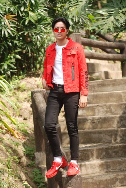 Hoy chaqueta roja, tenis rojos, lentes rojos: la sutileza salió del chat, pero el ánimo está perfecto 🔥
#lookdeldia #red #jacket #sneakers