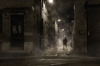 雾气缭绕、光线昏暗的小巷中，一个孤独的人影营造出神秘的黑色氛围