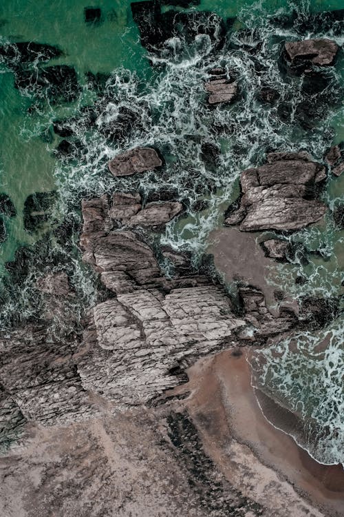 Foto profissional grátis de água, costa, formação rochosa natural