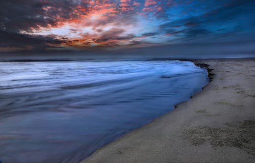 Seashore Sotto La Fotografia Del Cielo Blu