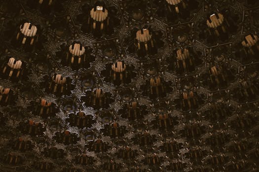 带有深色纹理和伊斯兰几何图案的抽象天花板，设计十分精细