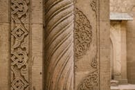 伊斯兰石雕的详细视图展现了华丽的几何图案