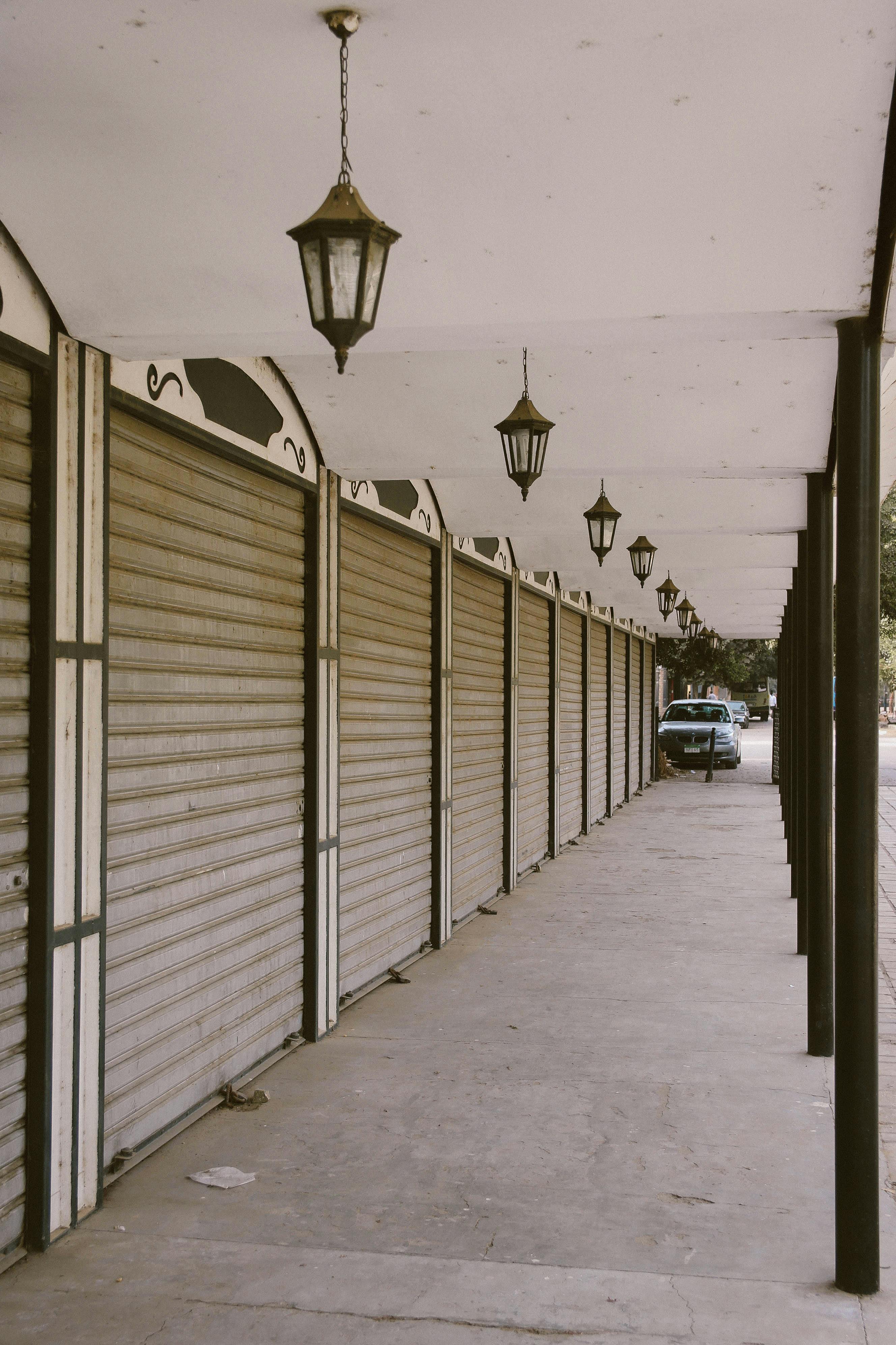 城市街道上，商店已关闭，传统的灯具和人行道排列整齐