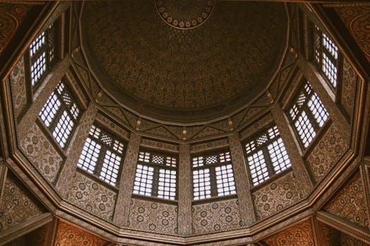 圆顶内部的精美细节，展示了复杂的几何图案和彩色玻璃窗