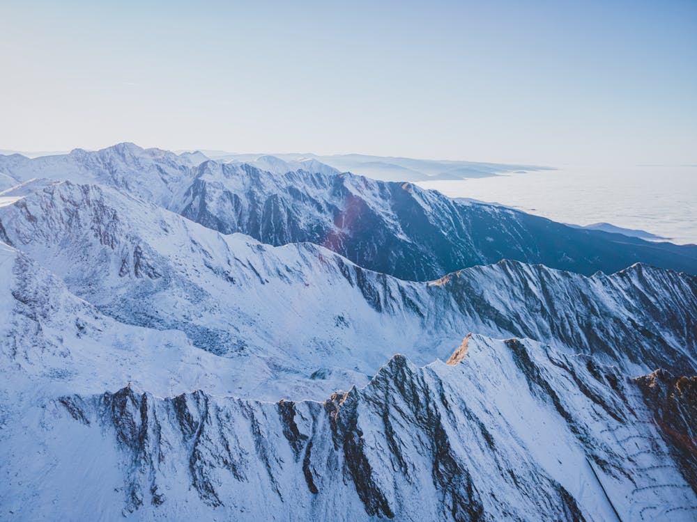 Безкоштовне стокове фото на тему «блакитне небо, гори, знімок із дрона»