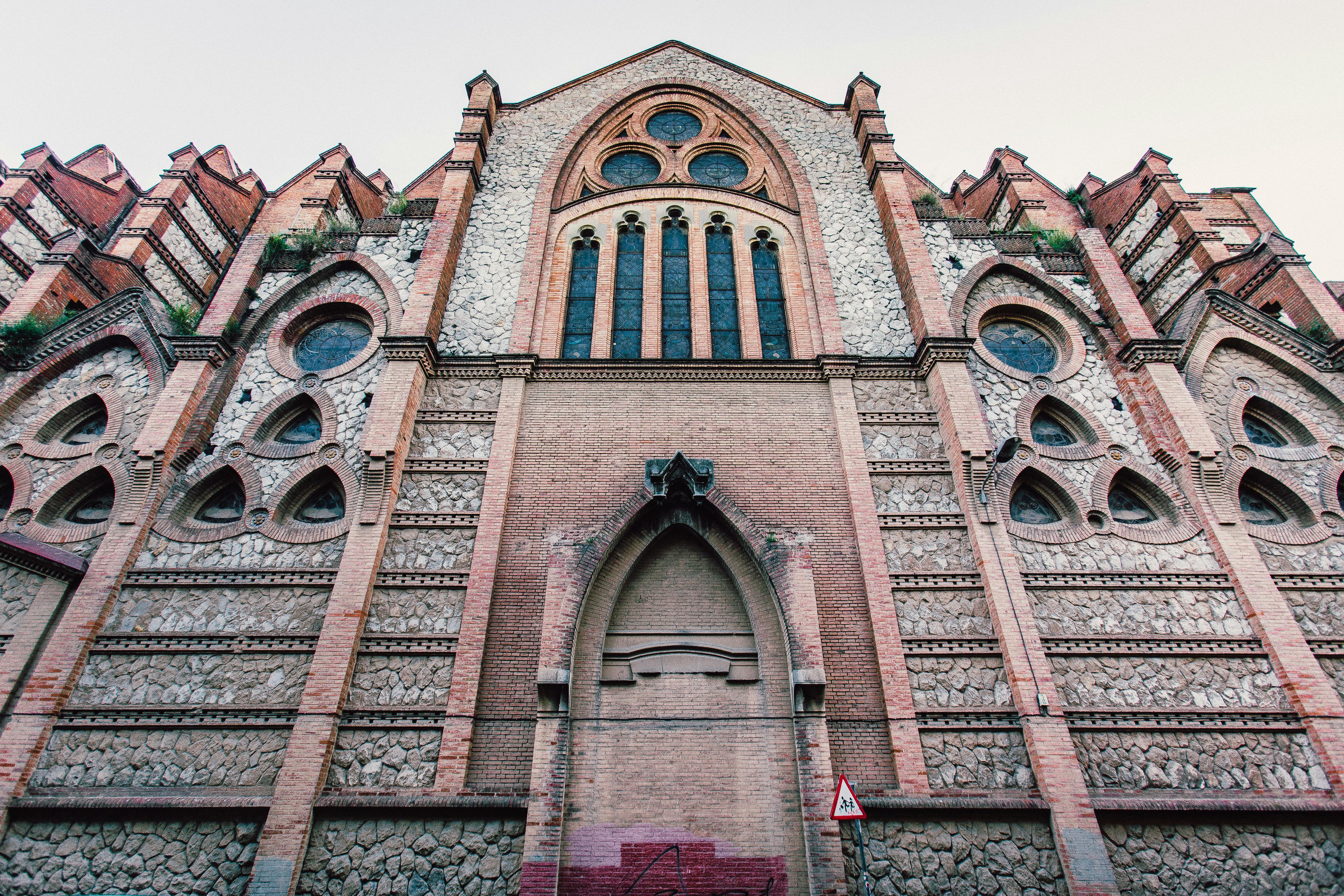 从低角度观看哥特式大教堂的立面，可以清晰地展示其复杂的建筑细节和宗教设计