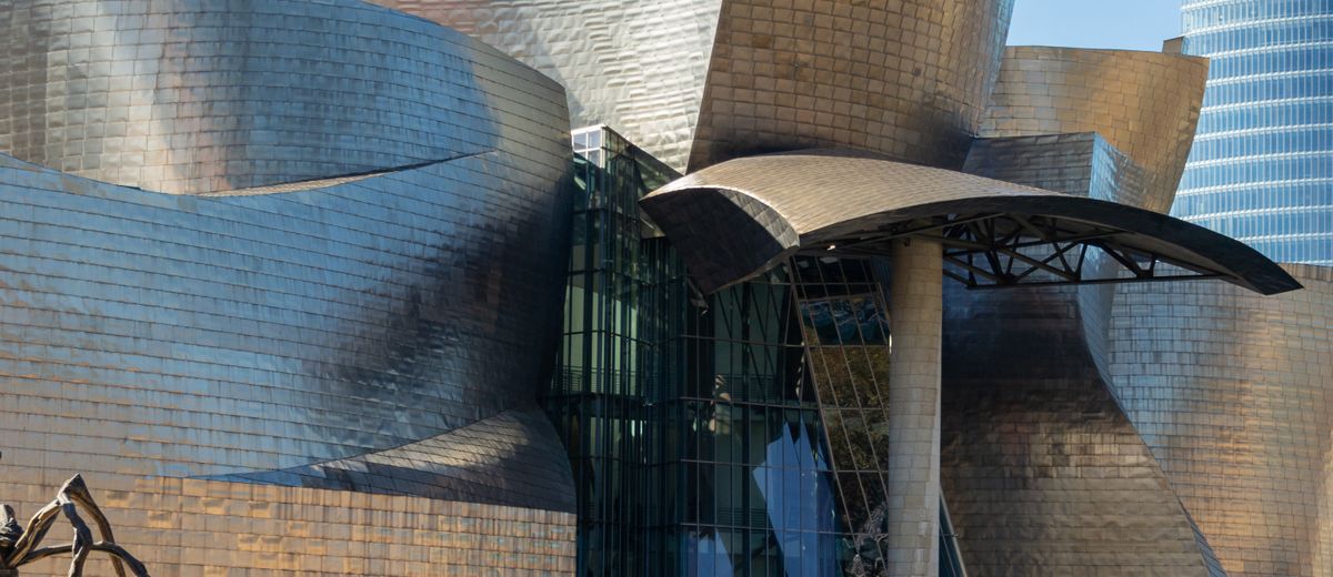 El Museo Guggenheim de Bilbao en un día soleado
