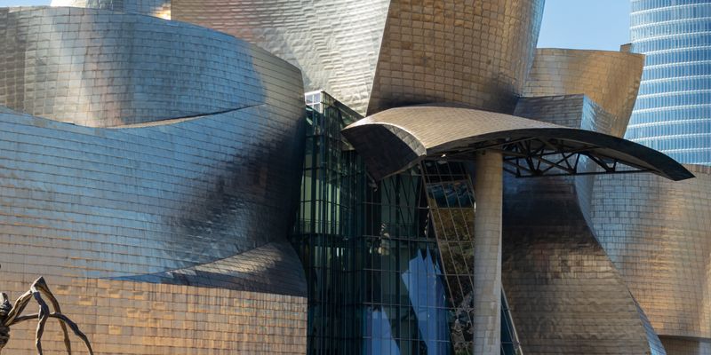 El Museo Guggenheim de Bilbao en un día soleado