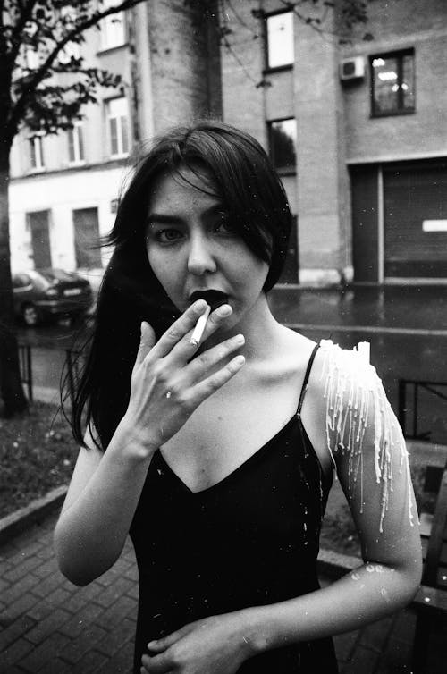 Darmowe zdjęcie z galerii z czarno-biały, dymiący, kobieta