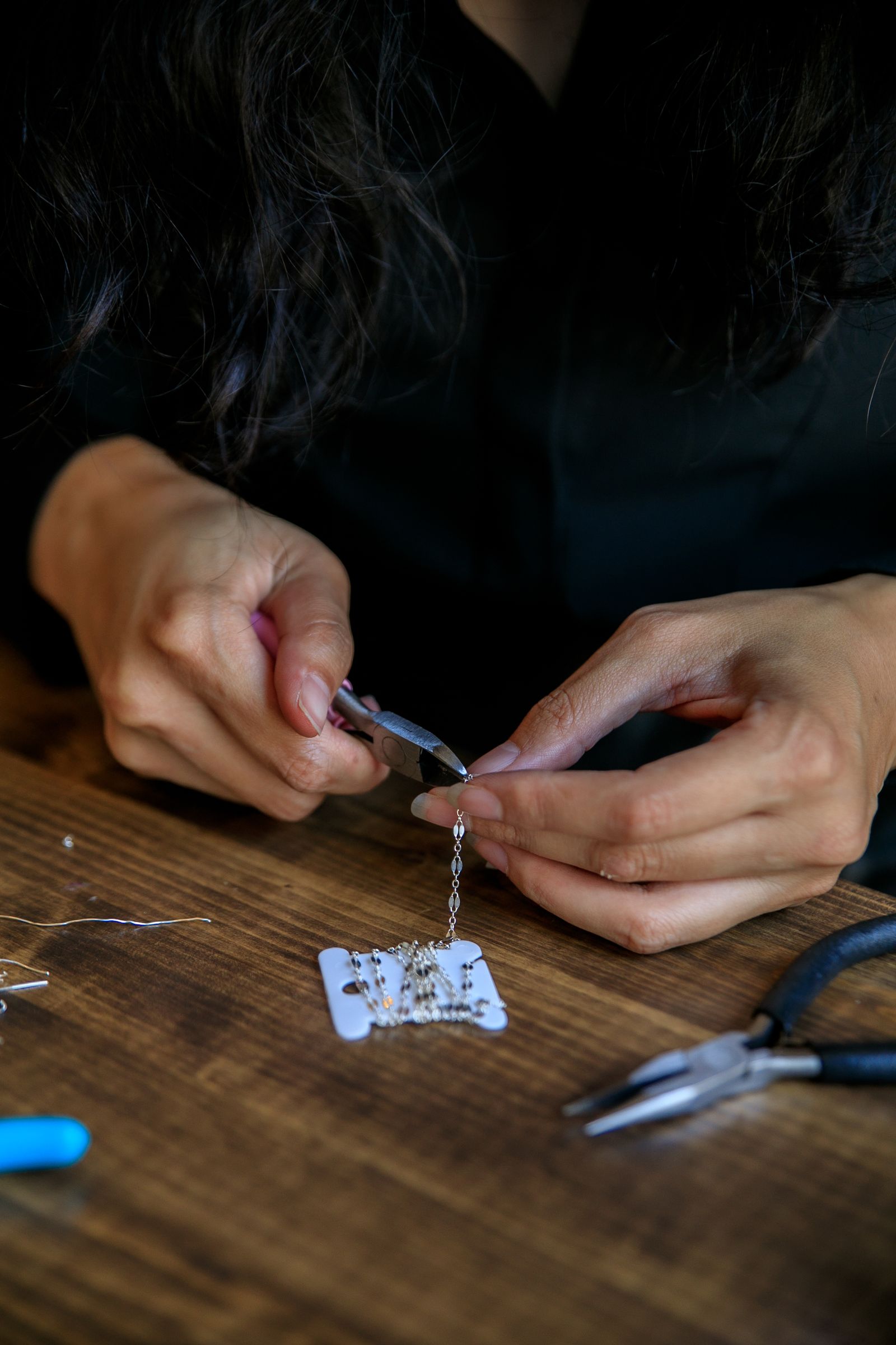 Dónde vender bisutería hecha a mano: 7 mejores canales 4 persona creando bisutería artesanal para vender en redes sociales