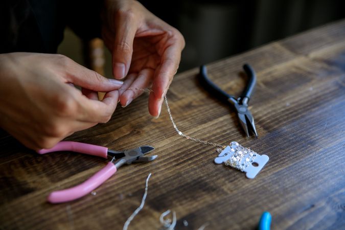 Bijoux colorés en pâte polymère faits main