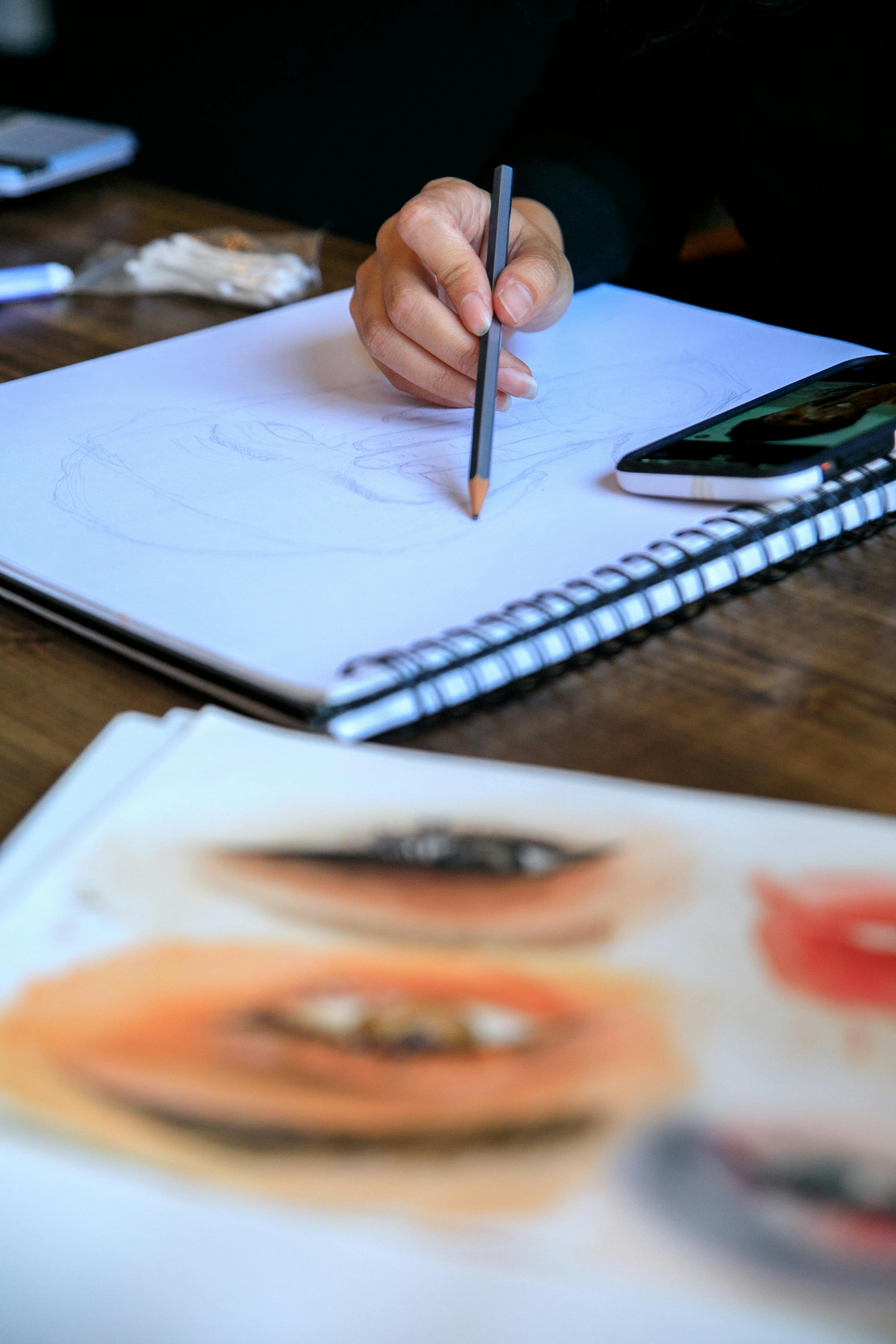 Free Photo  Close-up pencils near sketchbook