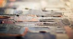 纹理油画的细节特写展现了充满活力的笔触与丰富的色彩层次