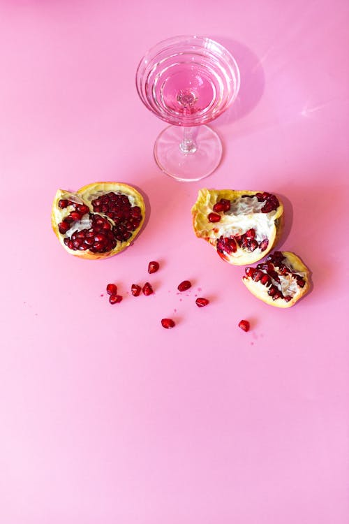 Foto profissional grátis de fruta, fundo cor-de-rosa, romã