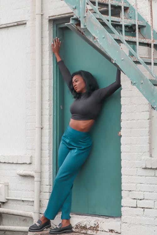 Gratis lagerfoto af afroamerikansk kvinde, bukser, dør