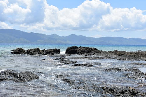 Photos gratuites de côte rocailleuse, île rocheuse, rochers près de la plage