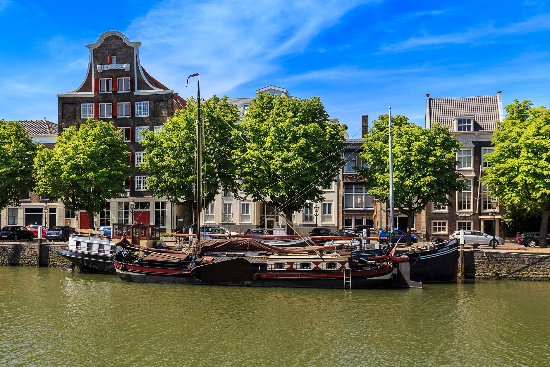 Eemshaven limanında demirlemiş bir gemi