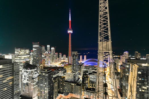 多伦多令人惊叹的夜间城市景观中，加拿大国家电视塔被照亮，展现了城市的建筑风貌