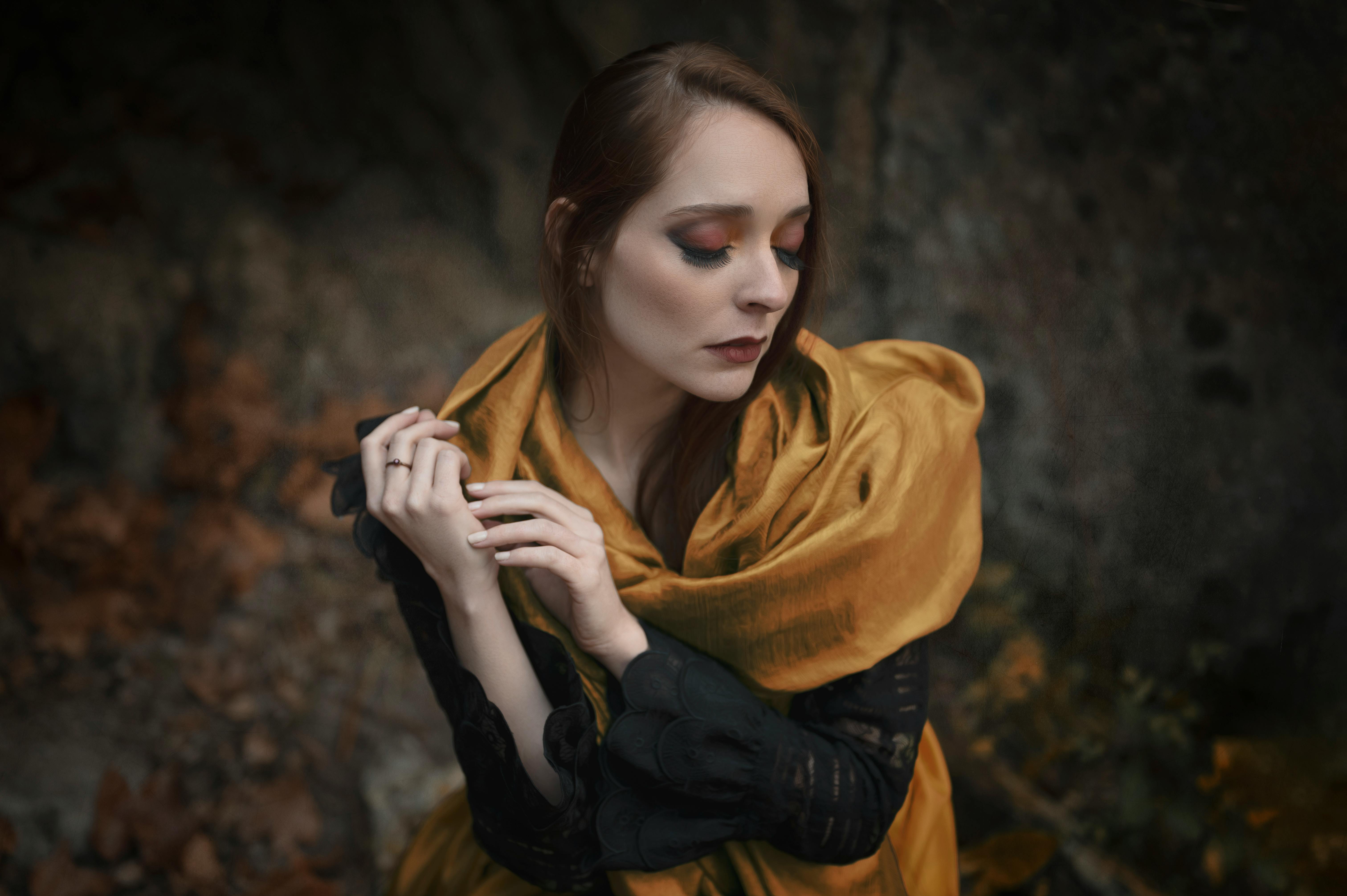 Barva, která rozzáří pleť unavenou podzimem. Stylisté ji označují za zázrak