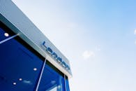 从低角度看去，加拿大安大略省伦敦的现代玻璃建筑立面映照着天空