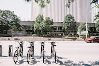 多伦多市中心，一排自行车停放在现代建筑之间