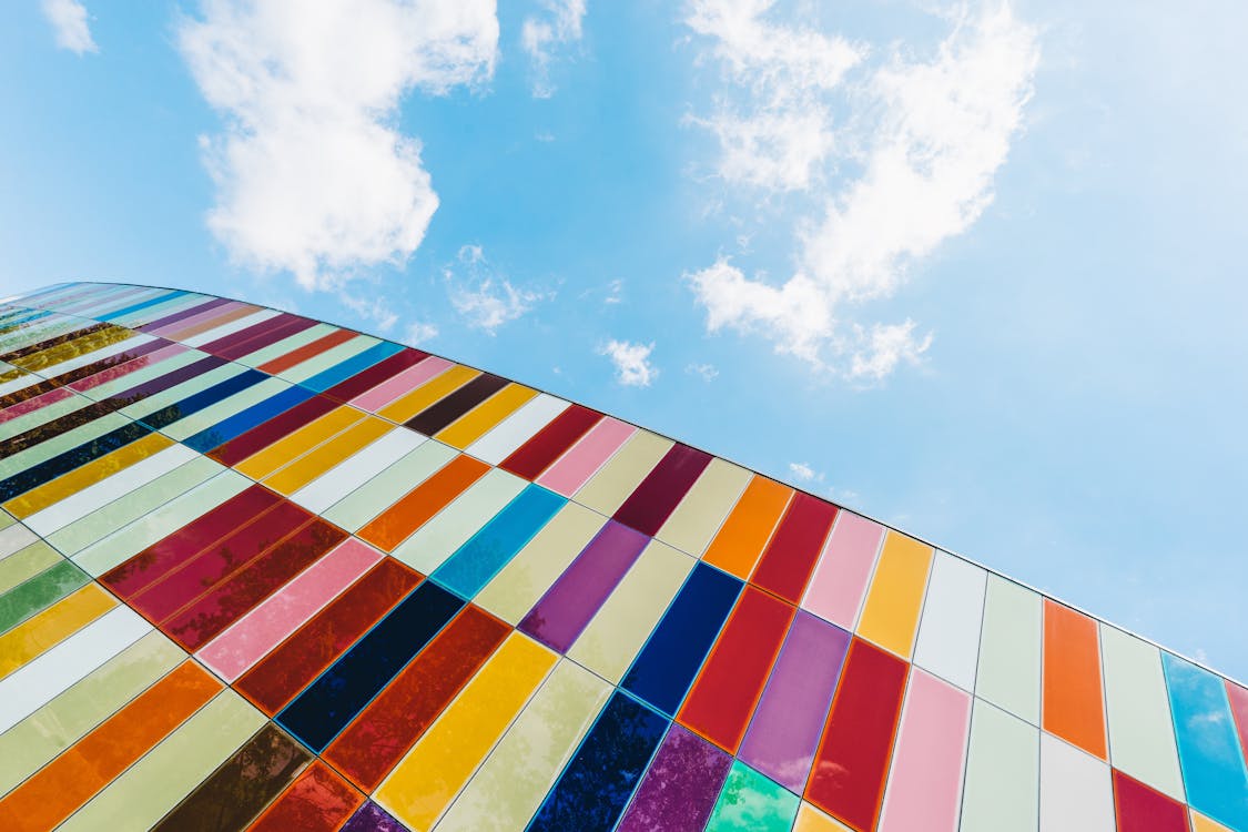 Ángulo Bajo De Coloridos Paneles De Vidrio Bajo Un Cielo Azul